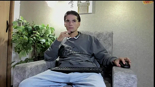 Snapshot of Axelwiliams chatting on 12-03-25, 06:43 Axelwiliams online show from 12-03-25, 06:43