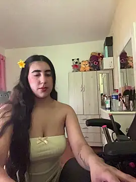 Snapshot of Miichii chatting on 12-17-25, 12:05 Miichii online show from 12-17-25, 12:05