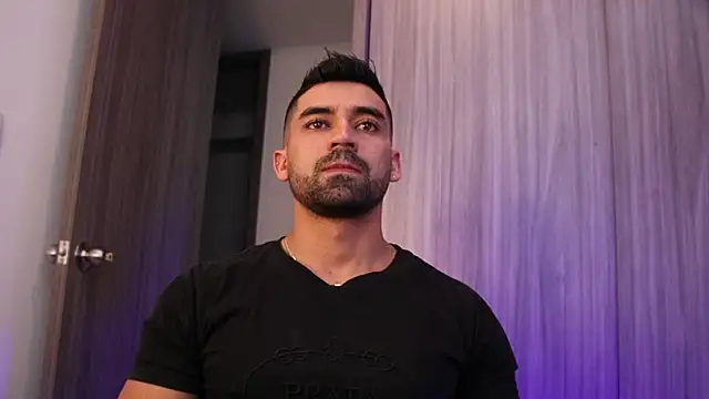 Snapshot of SOY_MIKE chatting on 11-17-25, 11:32 SOY MIKE online show from 11-17-25, 11:32