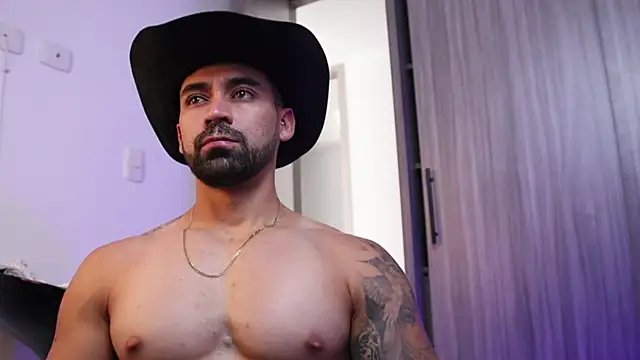 Snapshot of SOY_MIKE chatting on 12-14-25, 01:49 SOY MIKE online show from 12-14-25, 01:49