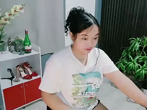 Snapshot of UrFavouriteCravings chatting on 12-17-25, 02:01 UrFavouriteCravings online show from 12-17-25, 02:01