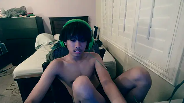 Snapshot of youngasianboy2007 chatting on 10-12-25, 05:06 youngasianboy2007 online show from 10-12-25, 05:06