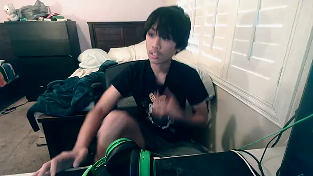 Snapshot of youngasianboy2007 chatting on 10-13-25, 12:43 youngasianboy2007 online show from 10-13-25, 12:43