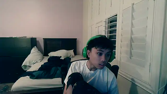 Snapshot of youngasianboy2007 chatting on 02-07-26, 08:29 youngasianboy2007 online show from 02-07-26, 08:29