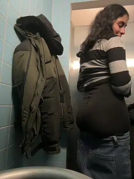 Snapshot of latingangsex chatting on 02-19-26, 06:15 latingangsex online show from 02-19-26, 06:15