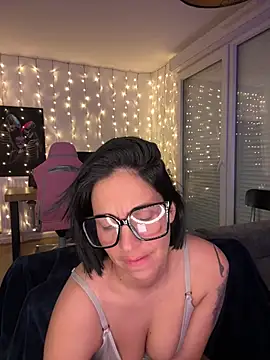 Snapshot of LaPetiteKim chatting on 02-15-26, 08:05 LaPetiteKim online show from 02-15-26, 08:05