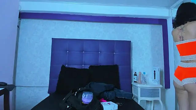 LeaMoreau22 online show from 10-16-25, 12:17