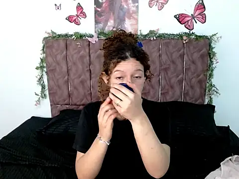 Snapshot of ElaRose723 chatting on 10-17-25, 03:58 ElaRose723 online show from 10-17-25, 03:58
