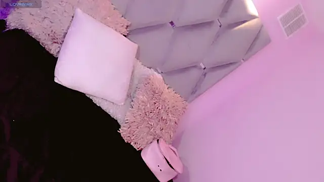 Snapshot of Saraa_Jone chatting on 12-05-25, 04:21 Saraa Jone online show from 12-05-25, 04:21