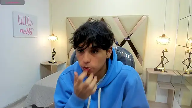 Snapshot of StiwenTwink chatting on 02-11-26, 01:05 StiwenTwink online show from 02-11-26, 01:05