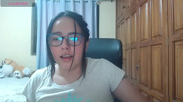 Snapshot of Venus_cat_ chatting on 01-07-26, 05:32 Venus cat online show from 01-07-26, 05:32