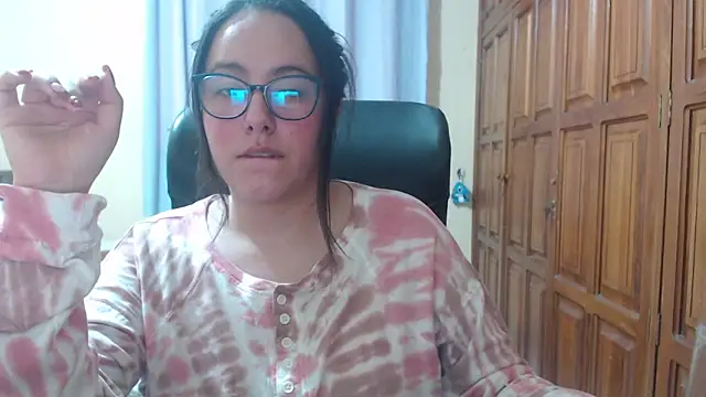 Snapshot of Venus_cat_ chatting on 01-19-26, 02:48 Venus cat online show from 01-19-26, 02:48