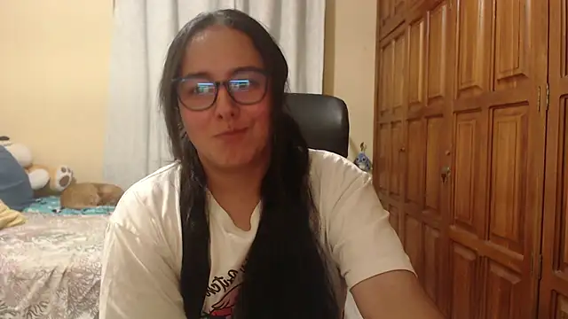 Snapshot of Venus_cat_ chatting on 03-08-26, 03:43 Venus cat online show from 03-08-26, 03:43