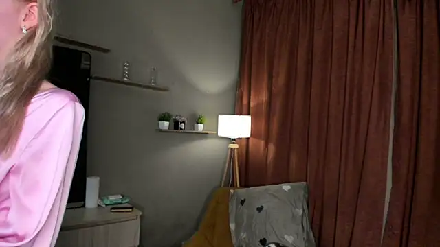 Snapshot of PocketDollX chatting on 06-14-26, 04:42 PocketDollX online show from 06-14-26, 04:42