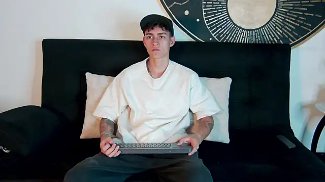 Snapshot of LukeSavagge chatting on 10-10-25, 07:57 LukeSavagge online show from 10-10-25, 07:57