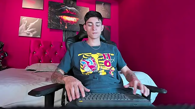 Snapshot of LukeSavagge chatting on 10-28-25, 09:50 LukeSavagge online show from 10-28-25, 09:50