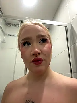 RollDolls online show from 10-20-25, 05:08