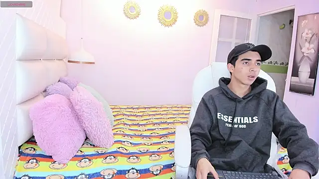 Hottie Guy online show from 10-28-25, 05:48