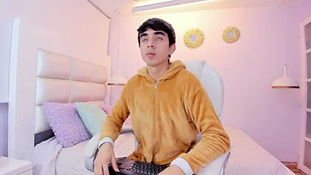 Hottie Guy online show from 12-15-25, 12:09