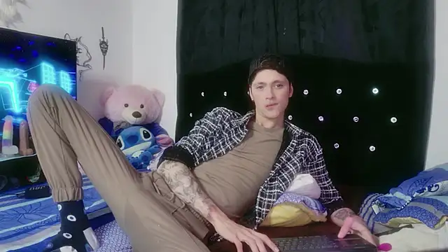 Tyler cat online show from 12-16-25, 05:01