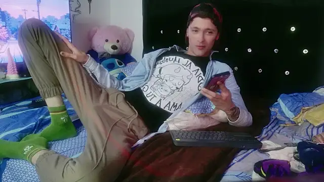 Snapshot of Tyler_cat chatting on 12-17-25, 03:29 Tyler cat online show from 12-17-25, 03:29