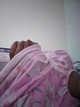 Snapshot of hottywife-03 chatting on 06-12-26, 12:53 hottywife-03 online show from 06-12-26, 12:53