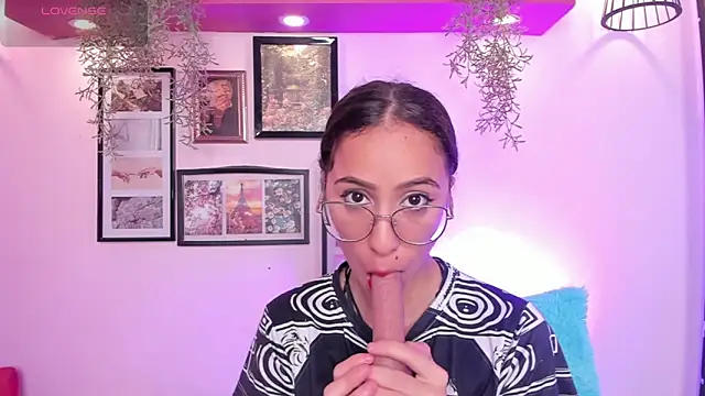 Snapshot of Alana_Martinez_ chatting on 10-11-25, 12:47 Alana Martinez online show from 10-11-25, 12:47