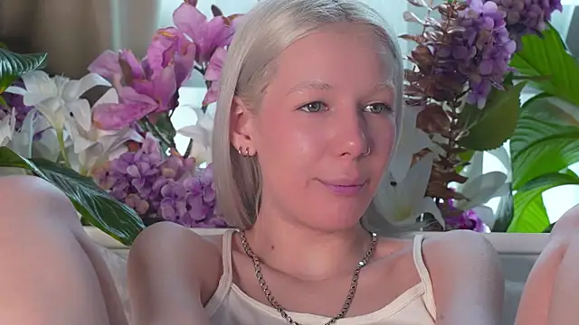 Snapshot of RanyThomson chatting on 12-21-25, 11:28 RanyThomson online show from 12-21-25, 11:28