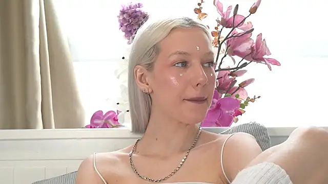 Snapshot of RanyThomson chatting on 01-14-26, 10:21 RanyThomson online show from 01-14-26, 10:21