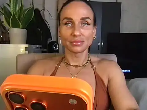 Snapshot of GluteQueenE chatting on 11-27-25, 03:14 GluteQueenE online show from 11-27-25, 03:14