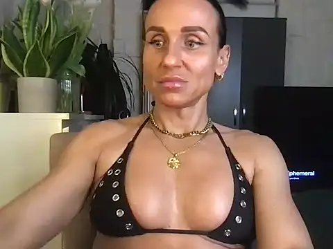 Snapshot of GluteQueenE chatting on 01-14-26, 08:03 GluteQueenE online show from 01-14-26, 08:03