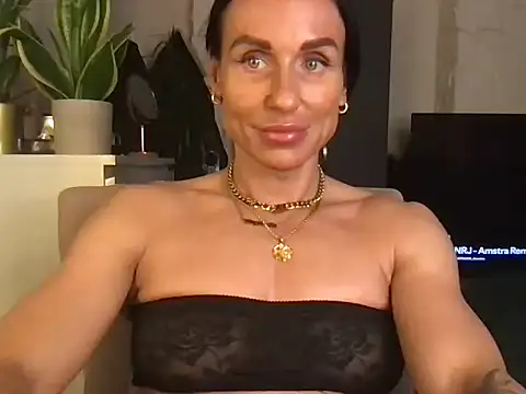 Snapshot of GluteQueenE chatting on 03-12-26, 06:03 GluteQueenE online show from 03-12-26, 06:03