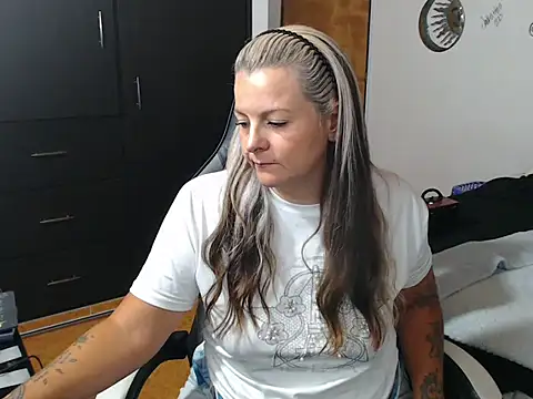 perlagoloza05 online show from 10-06-25, 03:26