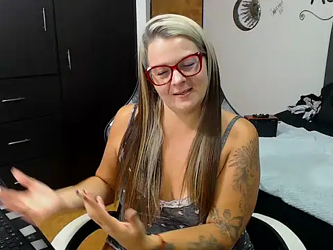 perlagoloza05 online show from 10-15-25, 03:28