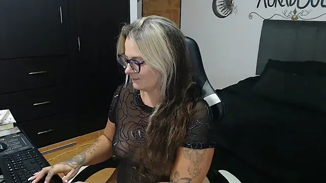 perlagoloza05 online show from 11-08-25, 03:29