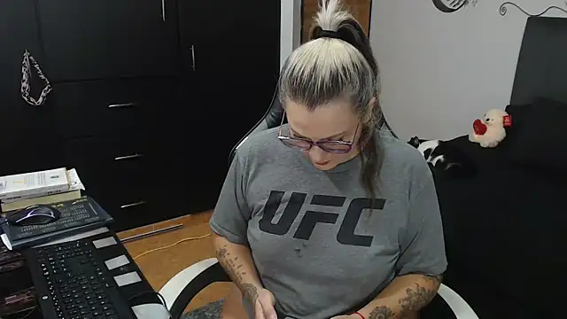 perlagoloza05 online show from 11-10-25, 02:32