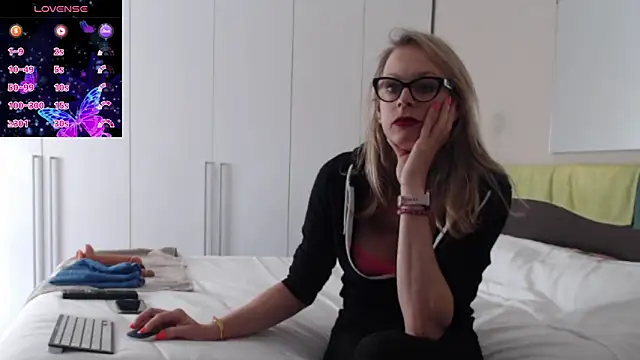 Snapshot of Spicypamy chatting on 10-16-25, 01:45 Spicypamy online show from 10-16-25, 01:45