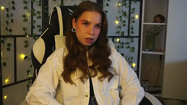 Snapshot of ToniaRoehr chatting on 10-08-25, 05:32 ToniaRoehr online show from 10-08-25, 05:32