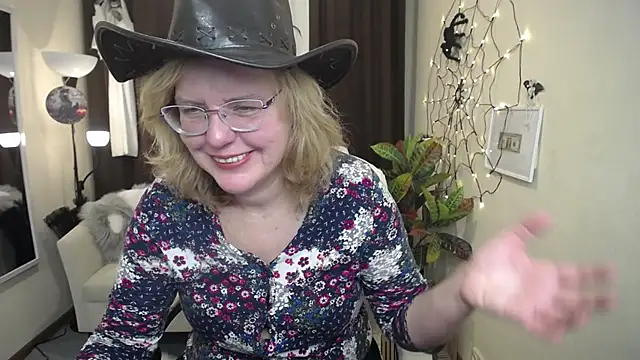 Snapshot of VestaWoody chatting on 10-27-25, 07:01 VestaWoody online show from 10-27-25, 07:01