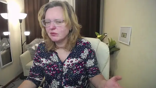 Snapshot of VestaWoody chatting on 11-17-25, 07:03 VestaWoody online show from 11-17-25, 07:03