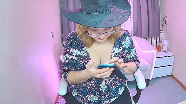 Snapshot of VestaWoody chatting on 11-24-25, 07:19 VestaWoody online show from 11-24-25, 07:19