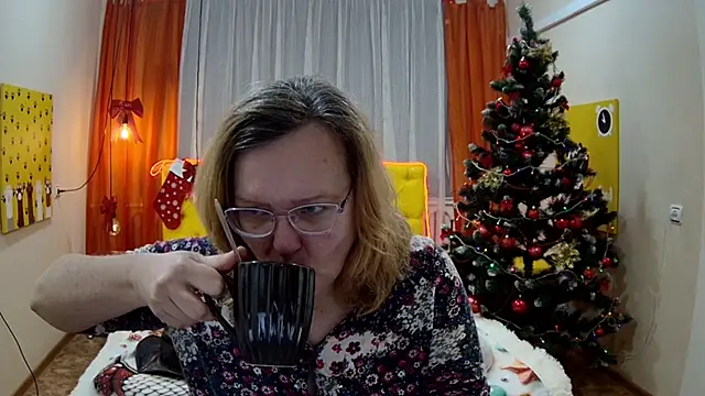 Snapshot of VestaWoody chatting on 12-15-25, 07:23 VestaWoody online show from 12-15-25, 07:23