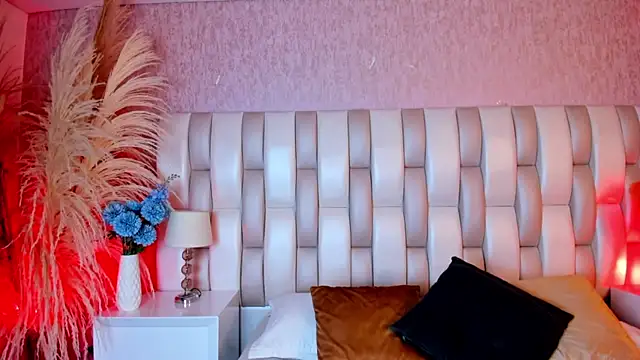 Lizzi hotman online show from 10-24-25, 01:18