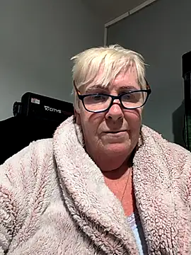 Snapshot of Playful_MILF_Demi chatting on 10-23-25, 07:34 Playful MILF Demi online show from 10-23-25, 07:34