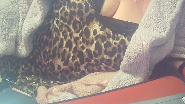 Snapshot of Playful_MILF_Demi chatting on 10-31-25, 12:33 Playful MILF Demi online show from 10-31-25, 12:33