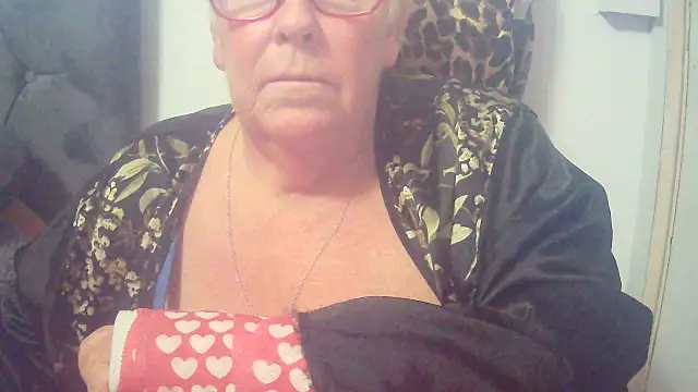 Snapshot of Playful_MILF_Demi chatting on 11-06-25, 10:10 Playful MILF Demi online show from 11-06-25, 10:10