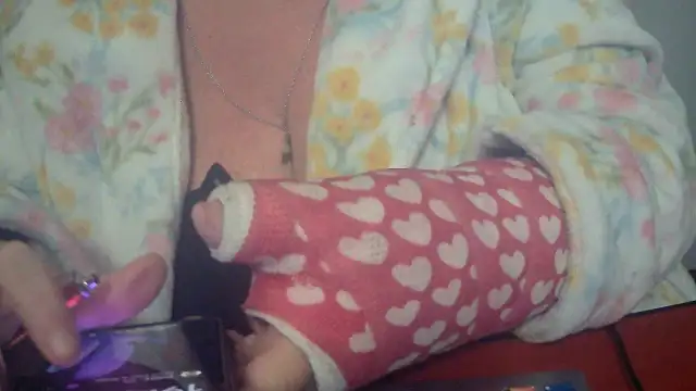 Snapshot of Playful_MILF_Demi chatting on 11-10-25, 07:46 Playful MILF Demi online show from 11-10-25, 07:46