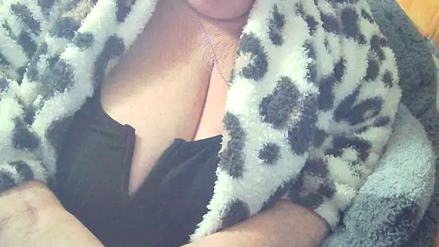 Snapshot of Playful_MILF_Demi chatting on 12-16-25, 07:52 Playful MILF Demi online show from 12-16-25, 07:52