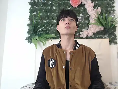 Snapshot of alex_russo__ chatting on 10-25-25, 03:36 alex russo online show from 10-25-25, 03:36