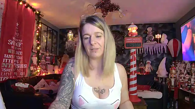 Delichieuse5 online show from 12-18-25, 08:48